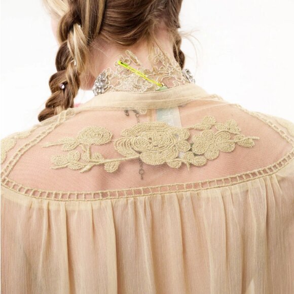 Elegant Cream Blouse with Floral Embroidery - Picture 5 of 15